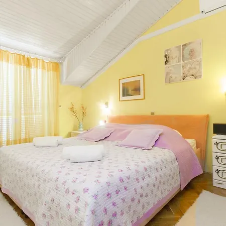 Moonshine Apartment With Magnificent View Guest house Sibenik