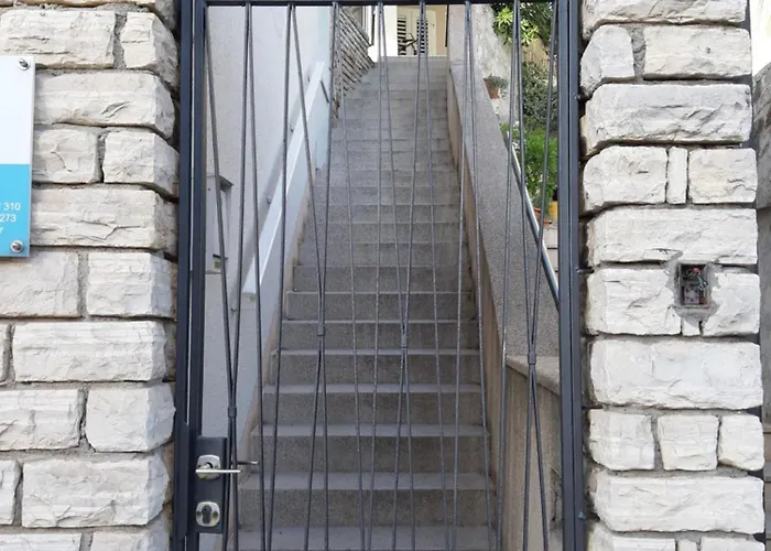 Moonshine Apartment With Magnificent View Гостевой дом 4*