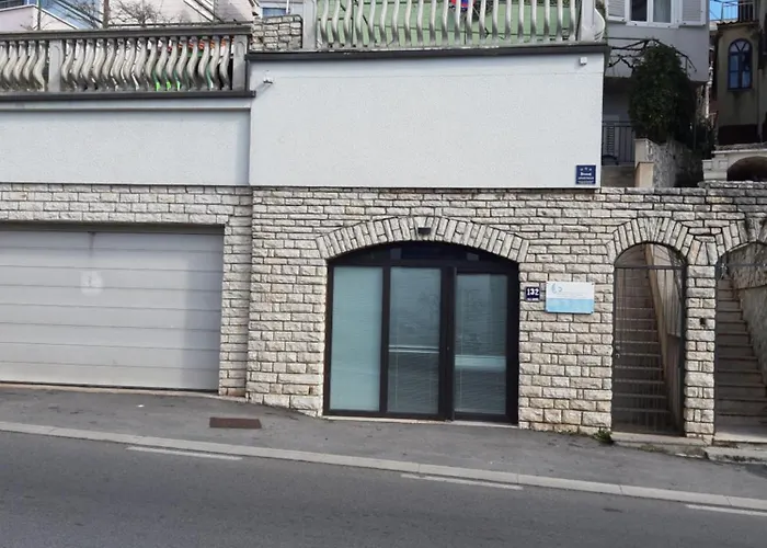 Moonshine Apartment With Magnificent View Шибеник