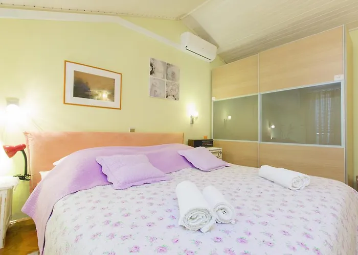 Гостевой дом Moonshine Apartment With Magnificent View 4*