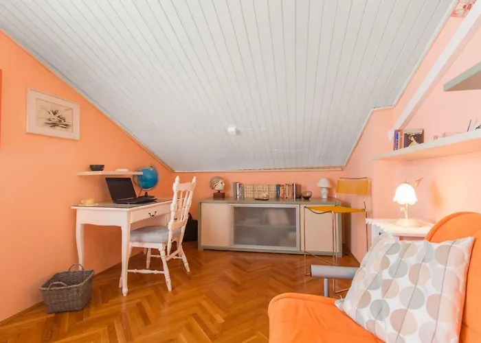 Гостевой дом Moonshine Apartment With Magnificent View 4*